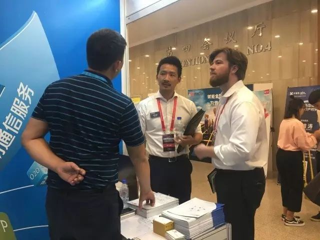 众多参会人士前来创世漫道展区咨询 众多参会人士前来创世漫道展区咨询