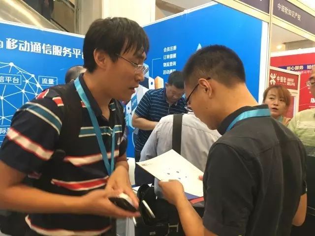 众多参会人士前来创世漫道展区咨询 众多参会人士前来创世漫道展区咨询